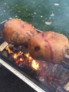 Sauarsch auf dem Spanferkelgrill
