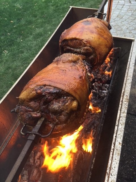 Spanferkel oder Sauarsch auf dem Spanferkelgrill