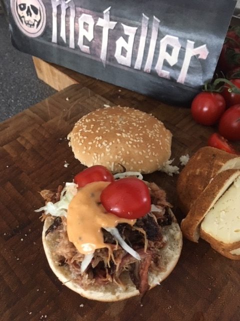 Leckeren Pulled Pork Burger mit Fleisch aus dem Smoker zubereiten