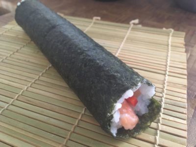 Sushi auf der Matte rollen