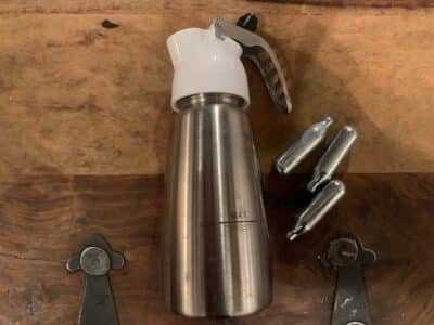 Upstartech Sahnespender - Küchenhelfer für Schlagsahne und Desserts