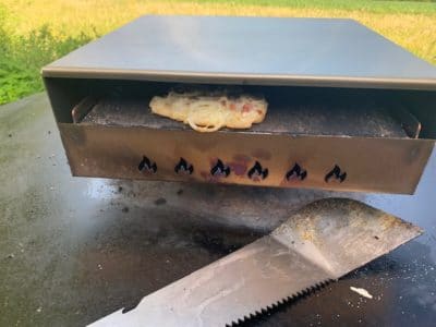 Pizzaufsatz (Pizzabox) für die Feuerplatte und die Grillmachete von Grillrost.com