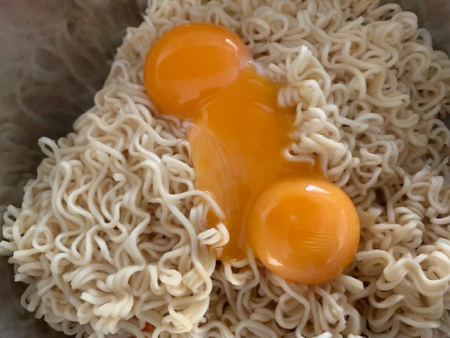 Ramen-Nudel-Pizza und Ramen-Nudel-Waffeln