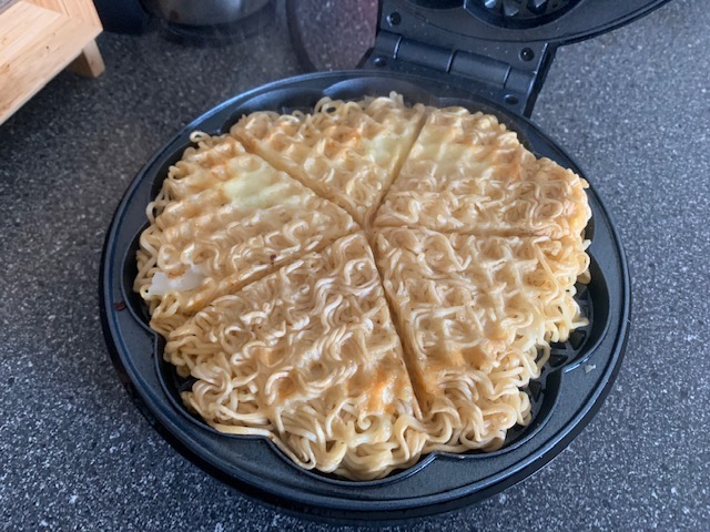 Ramen-Nudel-Pizza und Ramen-Nudel-Waffeln