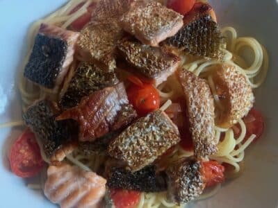 Spaghetti mit knusprig angebratener Lachshaut und Cocktailtomaten