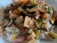 Tofu-Pilzpfanne mit roten Zwiebeln und Basmatireis