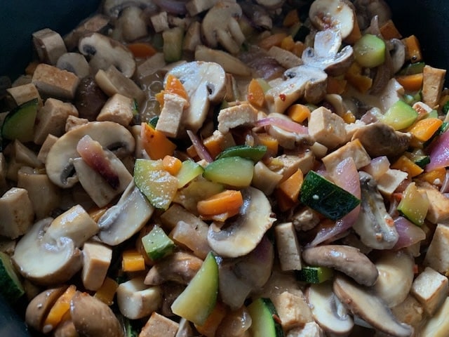 Tofu-Pilzpfanne mit roten Zwiebeln und Basmatireis