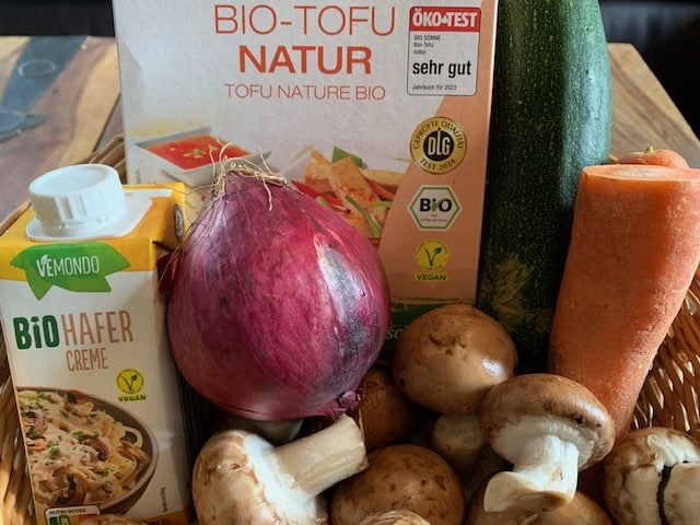 Tofu-Pilzpfanne mit roten Zwiebeln und Basmatireis
