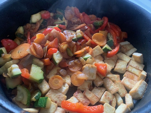 Tofu mit buntem Gemüse, Erdnuss-Soße und Basmatireis