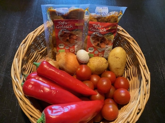 Tofu-Gulasch mit Paprika, Kartoffeln und Tomaten