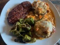 Mit Tofu Rosso gefüllte Champignons mit Käse überbacken