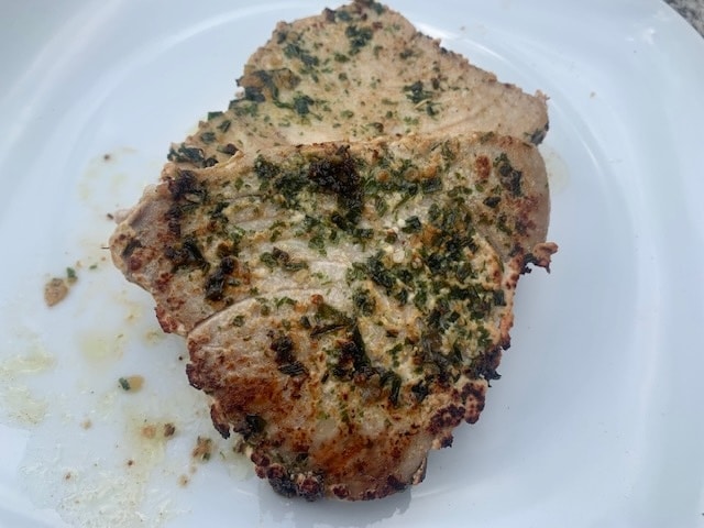 Fisch und Meeresfrüchte auf der Feuerplatte grillen