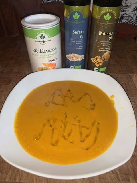 Kürbissuppe mit Walnuss- und Sesam-Öl