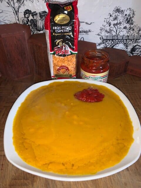 Kürbissuppe mit Csipetke und scharfer Paprika