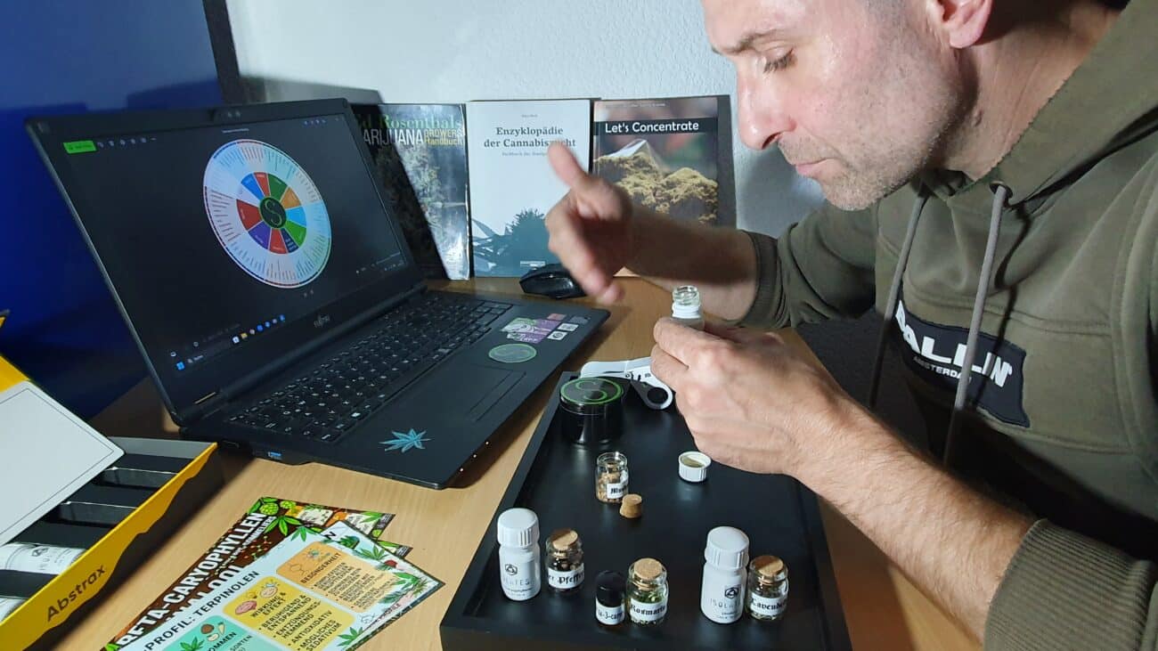 Cannabiscoach-Stef beim Sensoriktraining